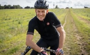 Ciclista em um pasto extenso