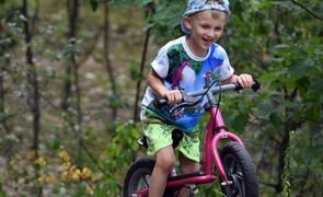 crianca andando de bicicleta