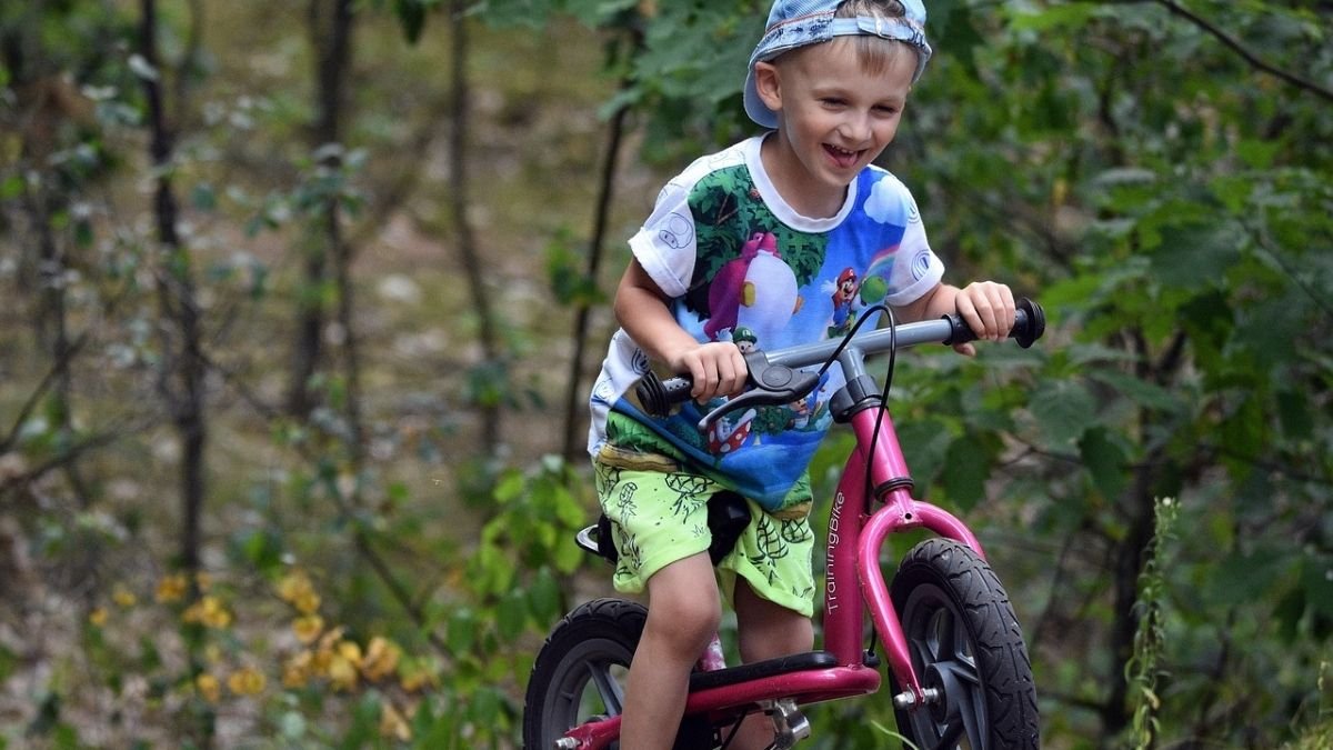 crianca andando de bicicleta
