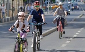 pedestres andando de bicicleta em ciclovia